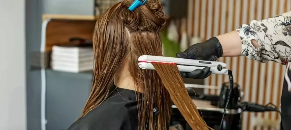 Lissage des cheveux : l'agence des médicaments alerte sur le risque rénal