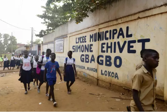 « On n’imaginait pas que c’était lui » : en Côte d’Ivoire, émotion dans le lycée du jeune retrouvé mort à Roissy