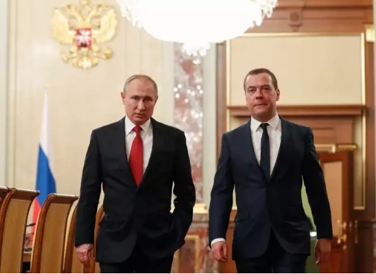 Le premier ministre russe Dmitri Medvedev annonce la démission de son gouvernement