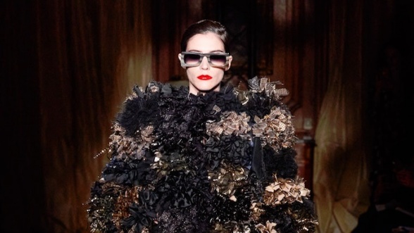 Fabriqué au Maroc, un manteau de luxe façon boucherouite fait sensation à la Fashion Week de Paris