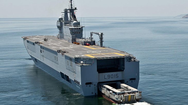 Le porte-hélicoptères amphibie français Dixmude en escale à Casablanca