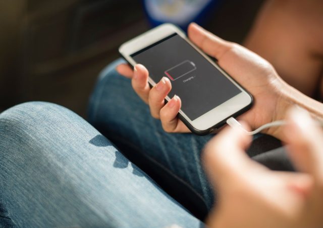 Chargeurs de téléphone dangereux : des tests tirent la sonnette d’alarme