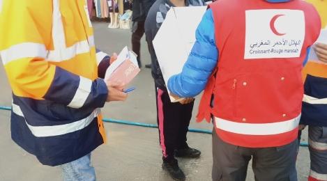 Vague de froid : Le CRM distribue des lots de vêtements aux familles démunies issues de la Médina de Marrakech