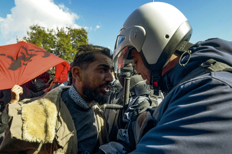 Des centaines de Tunisiens manifestent près du Parlement barricadé