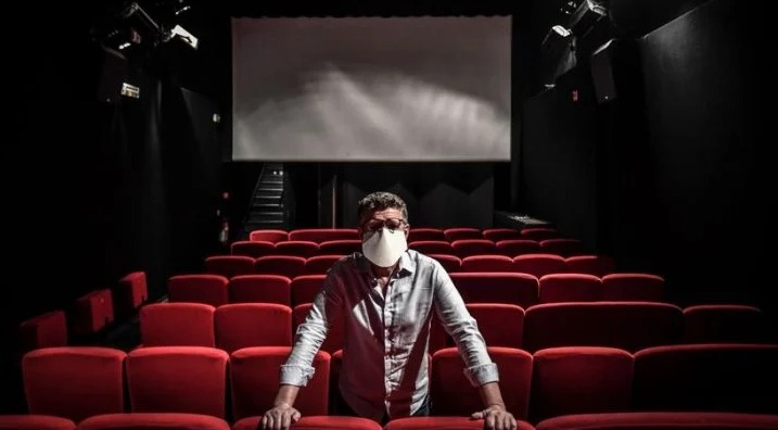 Salles de cinéma: Entre l’espoir d’une réouverture, et le combat pour le soutien des employeurs