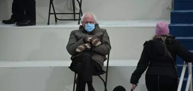 Grâce à sa célèbre photo, où on le voit emmitouflé, Bernie Sanders lève 1,8 million de dollars