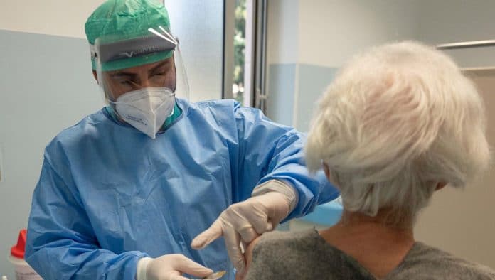 Virus: pas d’immunité collective attendue en 2021, malgré les efforts de vaccination (OMS)
