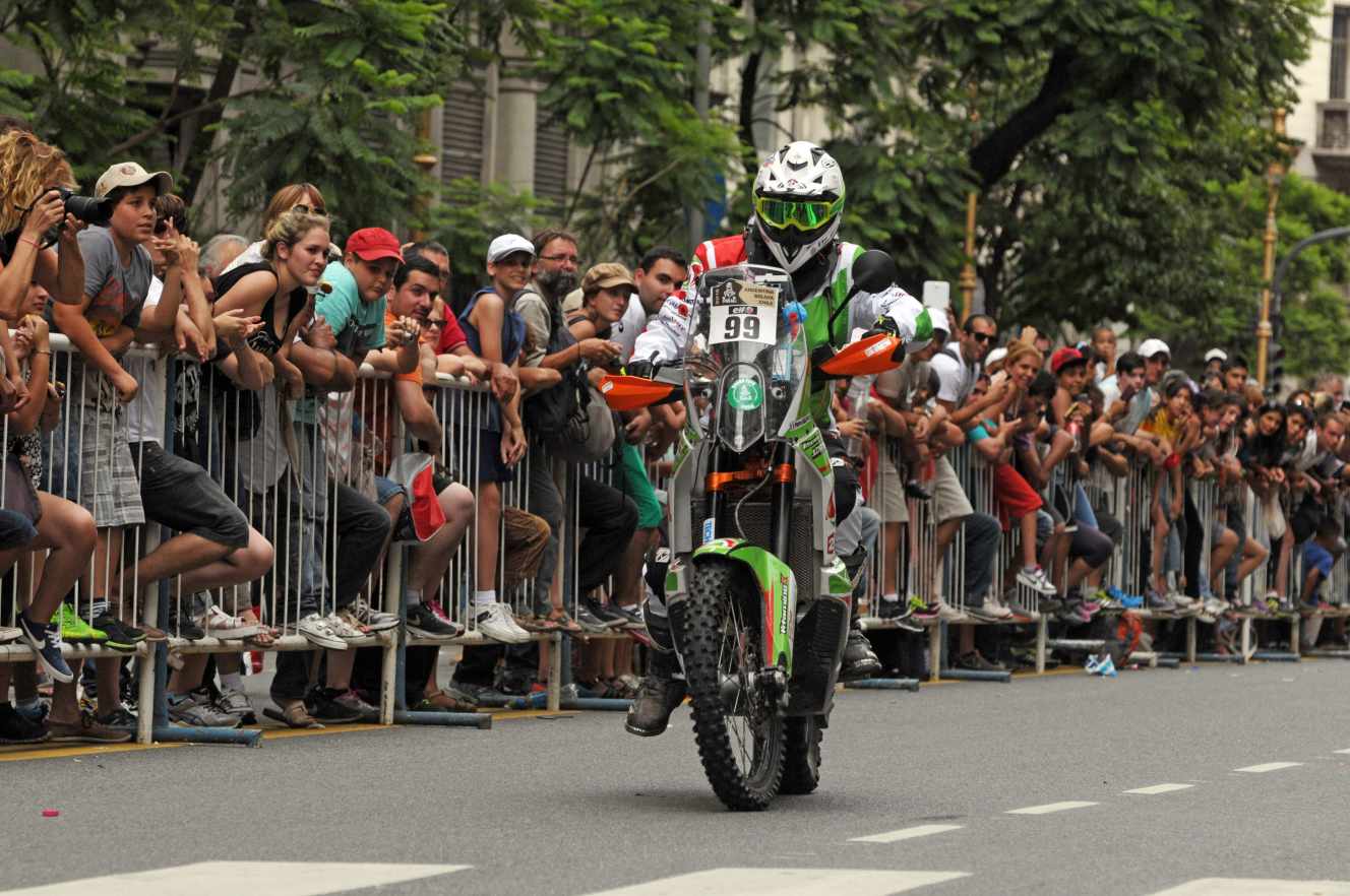 Le motard Kevin Benavides remporte le Dakar 2021, endeuillé par la mort du pilote français Pierre Cherpin