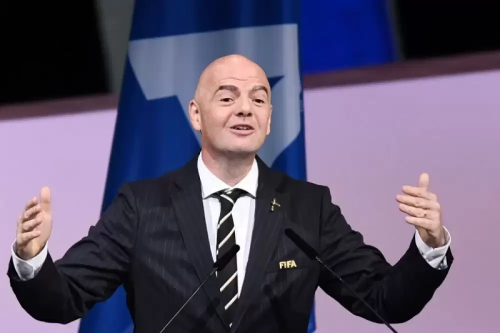 Infantino affirme qu'un Mondial biennale pourrait empêcher la mort de migrants, ses propos choquent