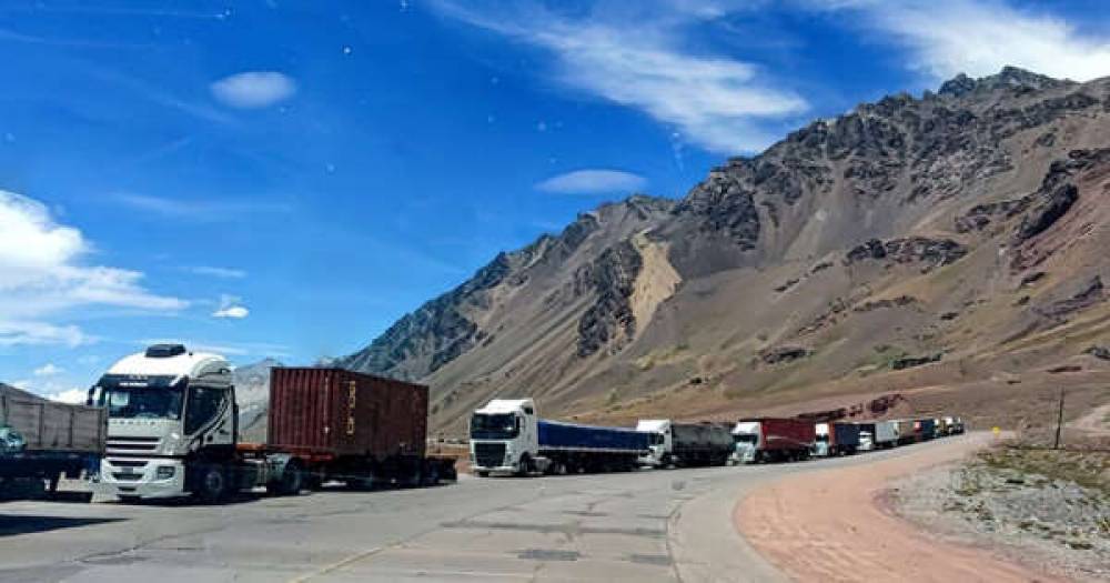 Plus de 3000 camions bloqués à la frontière entre l’Argentine et le Chili : indignation des transporteurs et des pertes en millions de dollars