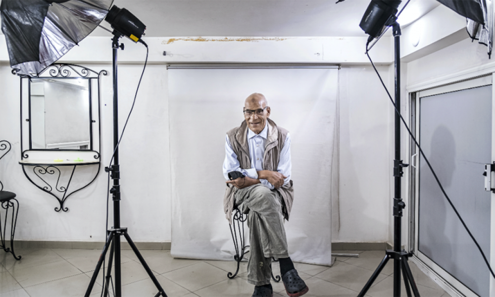 L'artiste Mehdy Mariouch revisite les anciens labos photo à travers une exposition aussi puissante en couleurs qu’en émotions