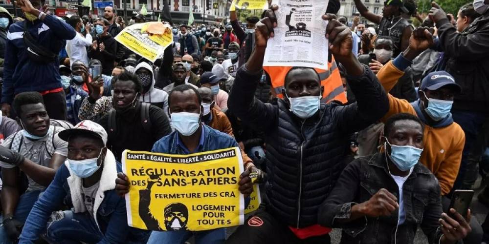 France: les régularisations de sans-papiers en hausse, les expulsions aussi