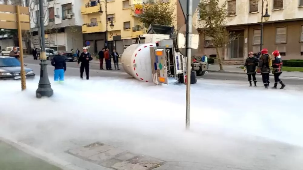 Un camion chargé d’oxygène se renverse au cœur de Tanger, le danger écarté