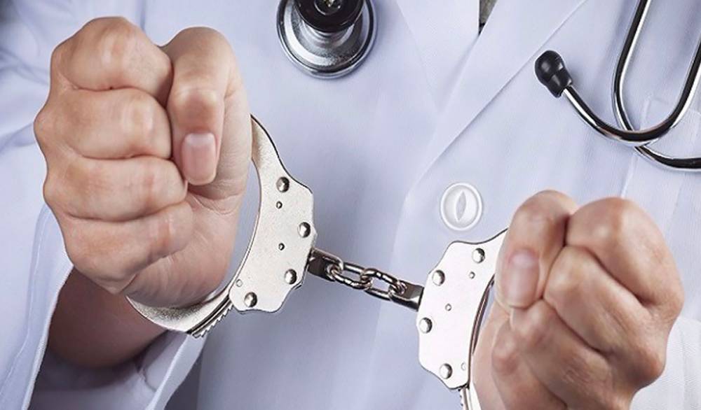 Faux certificats médicaux: arrestation d’un médecin septuagénaire à Casablanca