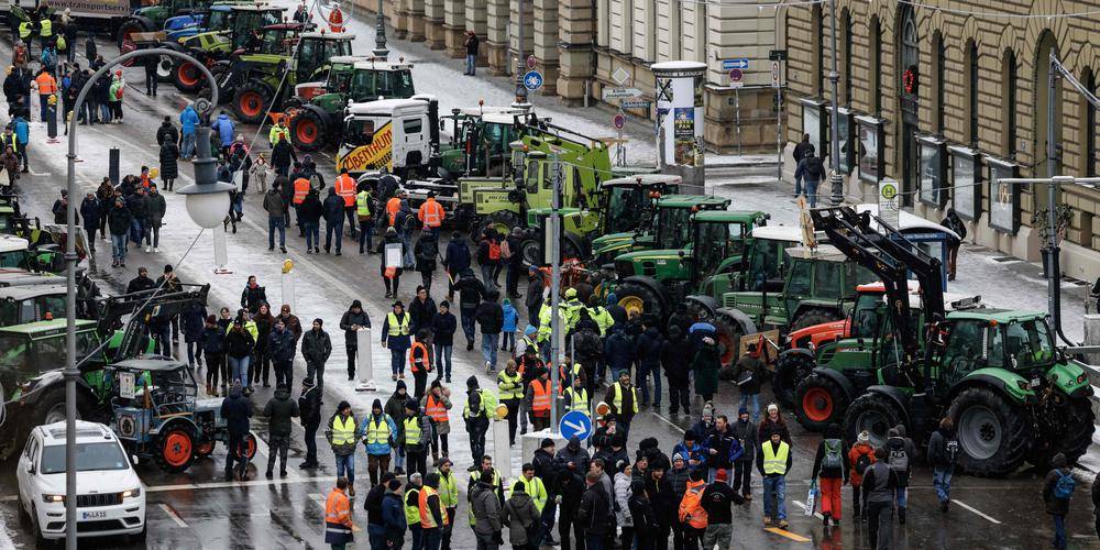 Allemagne : les agriculteurs en colère, des convois de tracteurs bloquent les autoroutes du pays