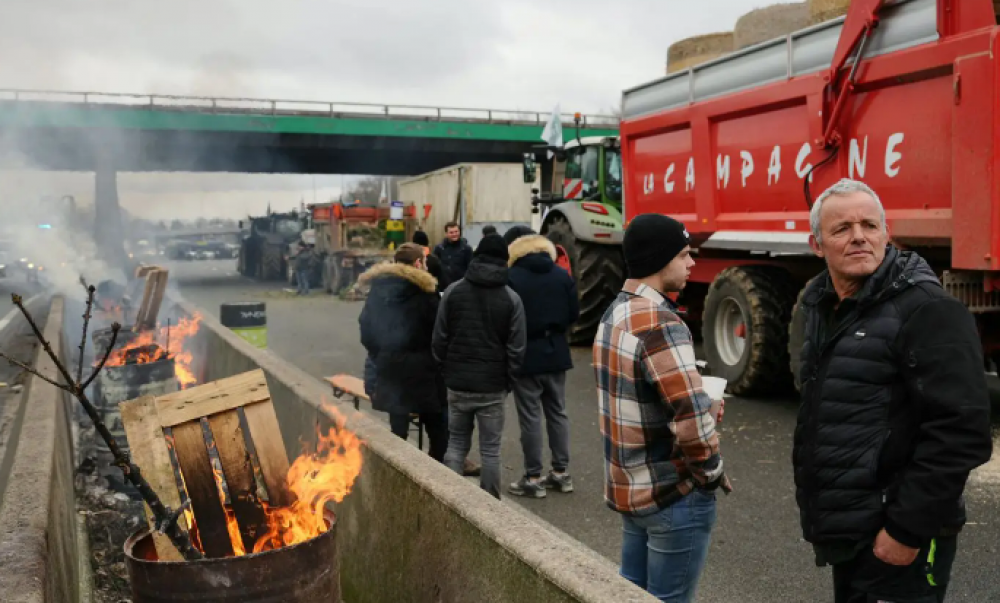 Les agriculteurs français poursuivent le blocage d’axes stratégiques autour de Paris