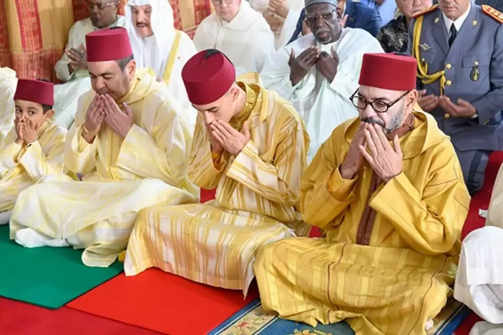 Le Roi Mohammed VI accompli la prière du vendredi à la mosquée Moulay El Hassan de Salé