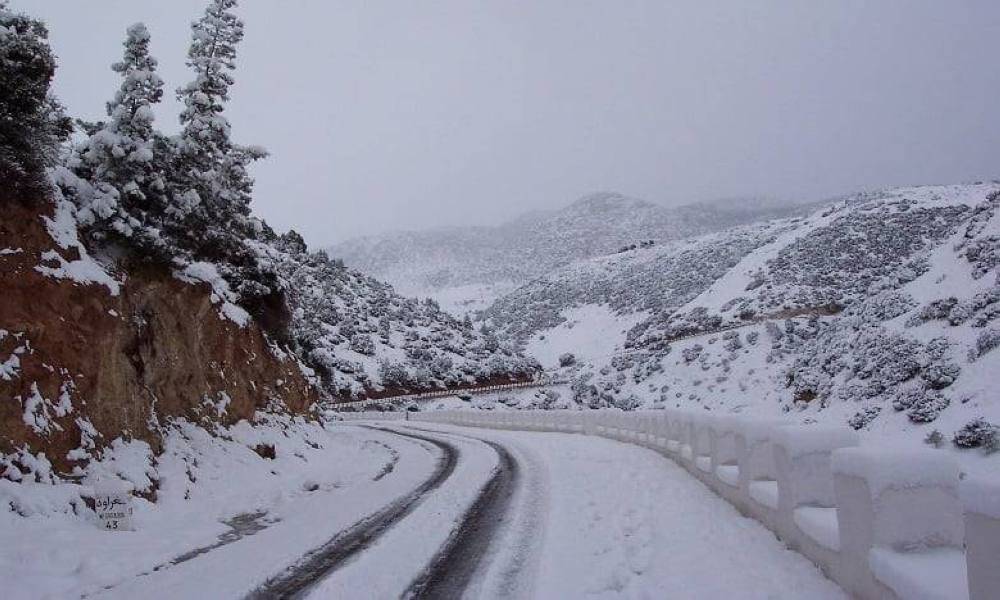 Rafales de vent et chutes de neige : Le ministère de l'Équipement invite à la prudence sur les routes