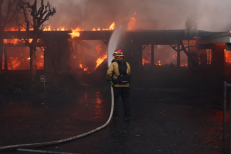 Un incendie intense provoque des milliers d'évacuations aux portes de Los Angeles