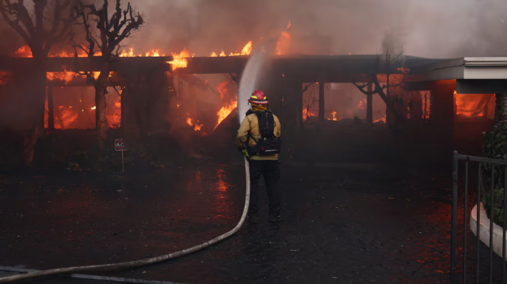 Un incendie intense provoque des milliers d'évacuations aux portes de Los Angeles