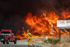 États-Unis : un nouvel incendie fait rage au nord de Los Angeles