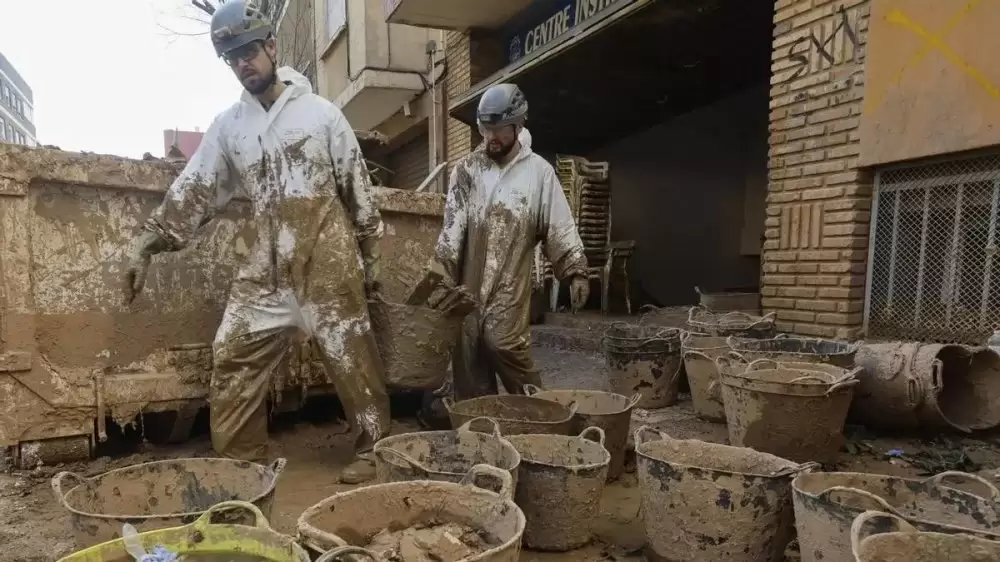 Inondations en Espagne : les équipes marocaines évacuent des tonnes de boue