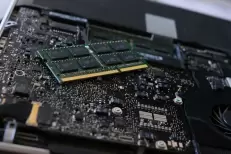 Le boom de l’IA provoque une pénurie de puces mémoire et l’augmentation du prix des appareils électroniques