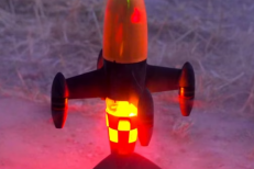 Un père et sont fils ont créé un drone plus rapide que tout ce qui existait avant : ils ont dû construire un 2e pour le filmer !