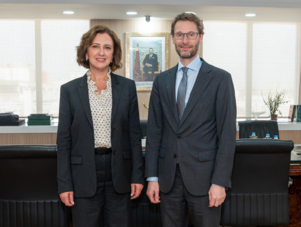 Madame Fatim-Zahra Ammor et Monsieur Alexander Giles Pinfield, Ambassadeur du Royaume-Uni au Maroc échangent sur la coopération touristique