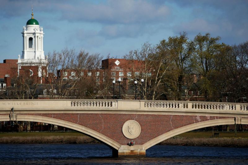 Harvard et MIT attaquent en justice la révocation des visas pour les étudiants étrangers dont les cours restent virtuels