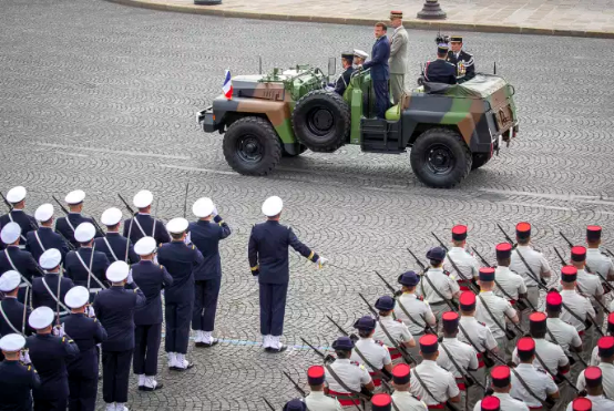 14-Juillet : une cérémonie militaire réduite, qui rend hommage à ceux qui ont lutté contre le coronavirus