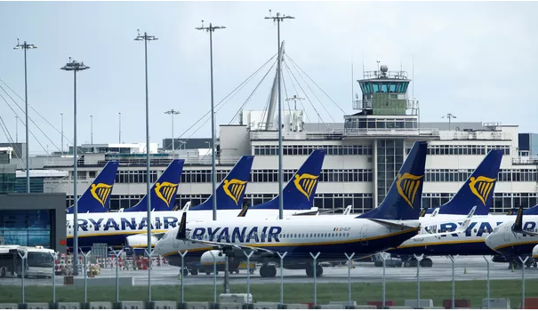 Royaume-Uni: deux hommes arrêtés pour une alerte à la bombe dans un avion Ryanair