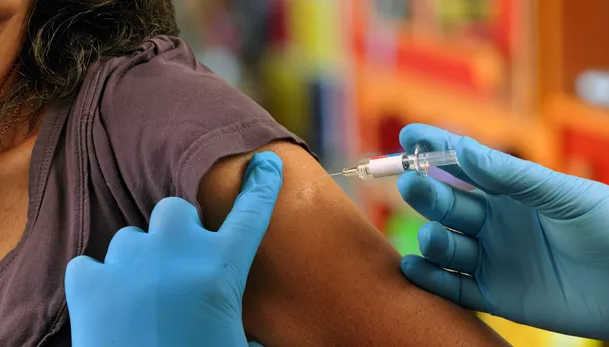 Coronavirus: de premiers essais de vaccins sur des humains achevés en Russie