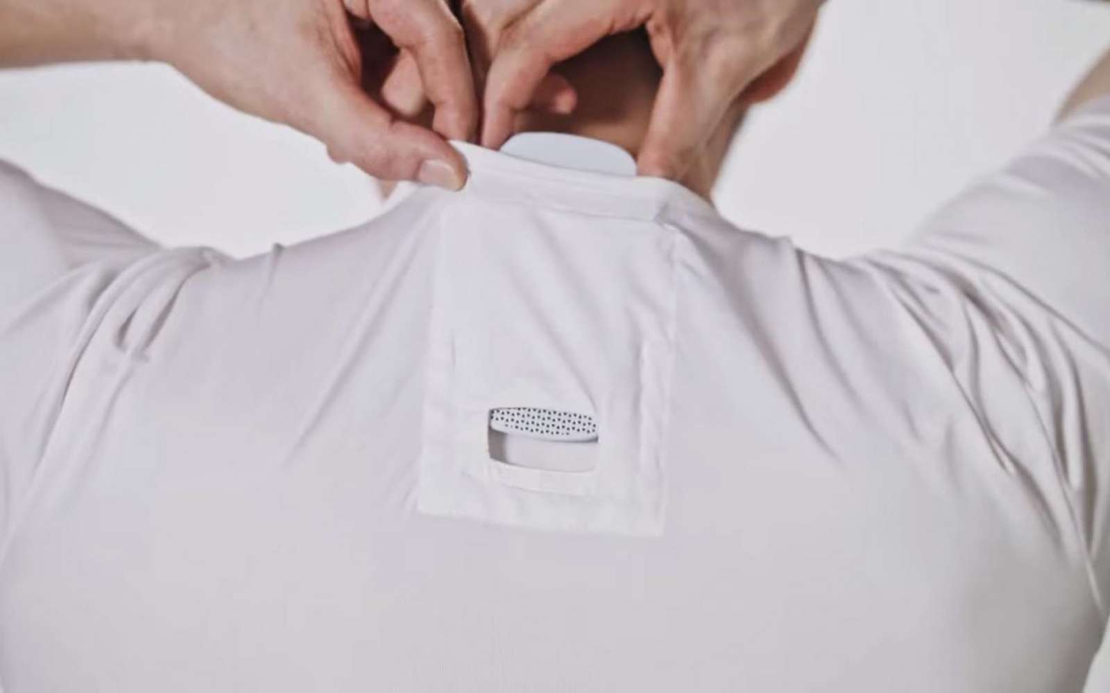 Caché dans un T-shirt, le climatiseur de poche de Sony est disponible