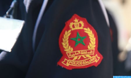 Deux policiers dégainent leurs armes pour interpeller deux individus ayant mis en danger la sécurité des citoyens à Tanger et à Fès