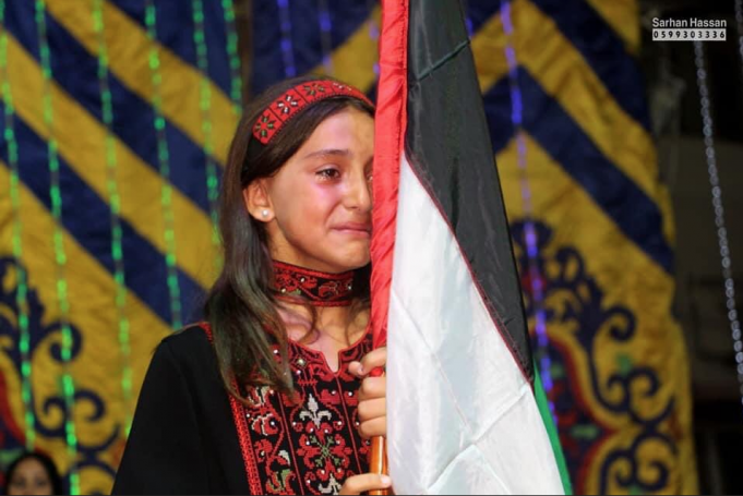 Drame – Les photos d’une palestinienne cachant ses larmes derrière son drapeau enflamment la toile