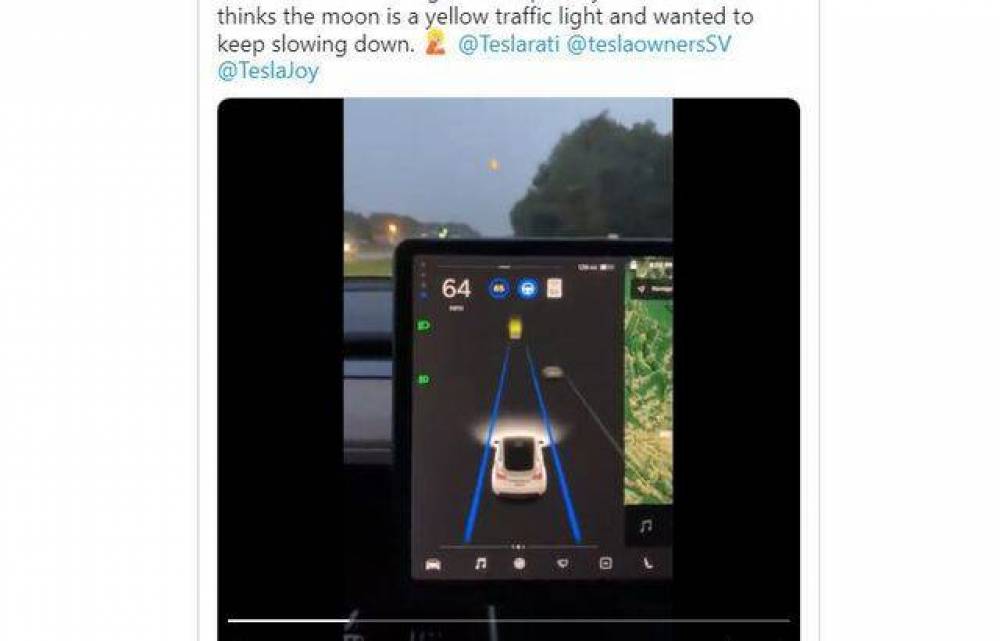 Tesla: Le pilote automatique confond la lune et… un feu orange !