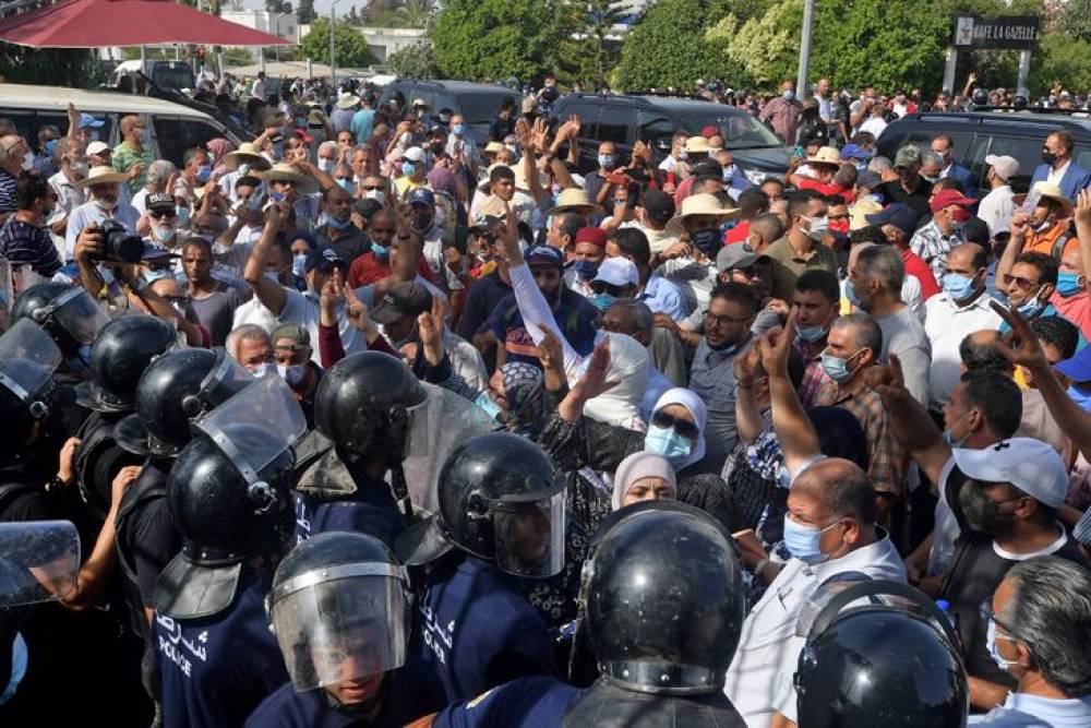Tunisie: heurts devant le Parlement sur fond de crise politique et sanitaire