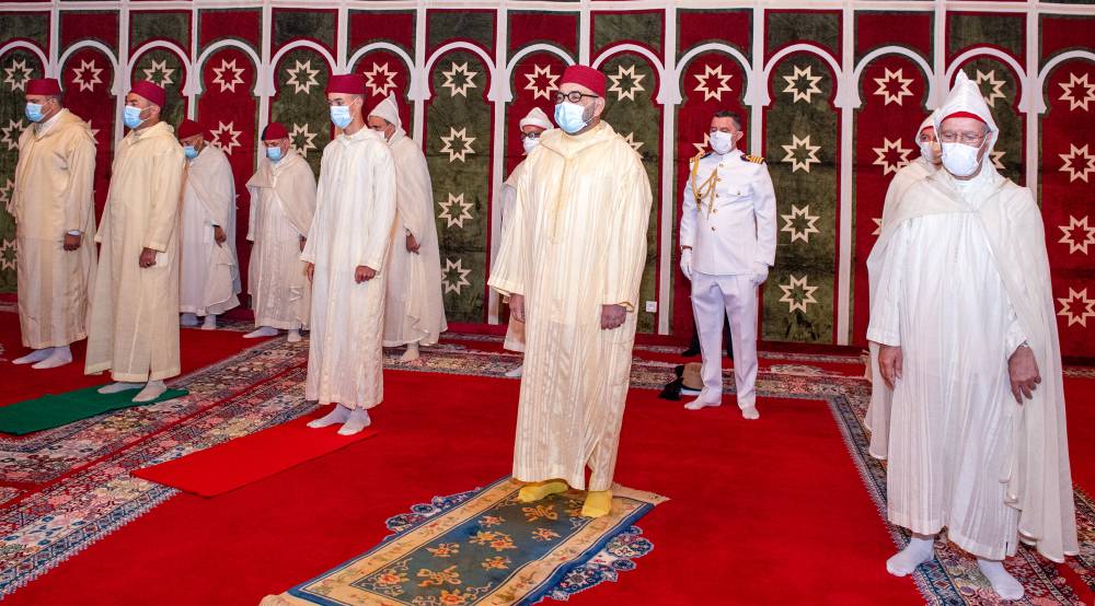 S.M. le Roi, Amir Al-Mouminine, accomplit la prière de l'Aïd Al-Adha et procède au rituel du sacrifice