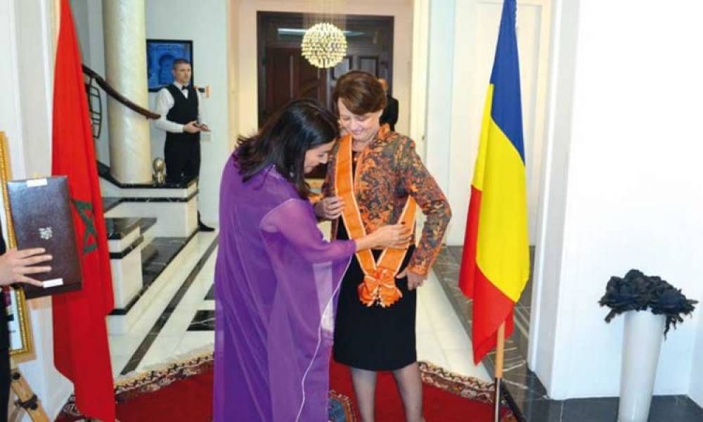 Remise d’un Wissam royal à l’ancienne ambassadrice de la Roumanie au Maroc