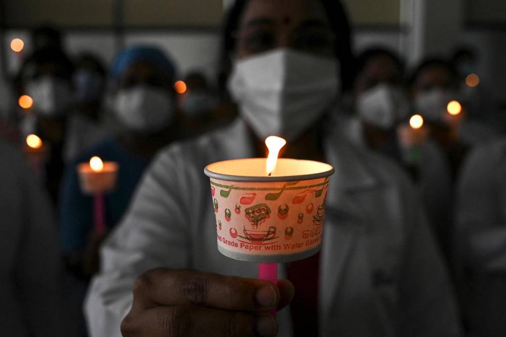 Covid-19: plus de 4 millions de morts dans le monde