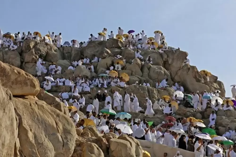 Les pèlerins prient sur le mont Arafat, point culminant du Hajj