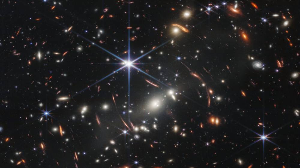 La première image du télescope James Webb dévoilée, la plus profonde jamais prise de l'Univers
