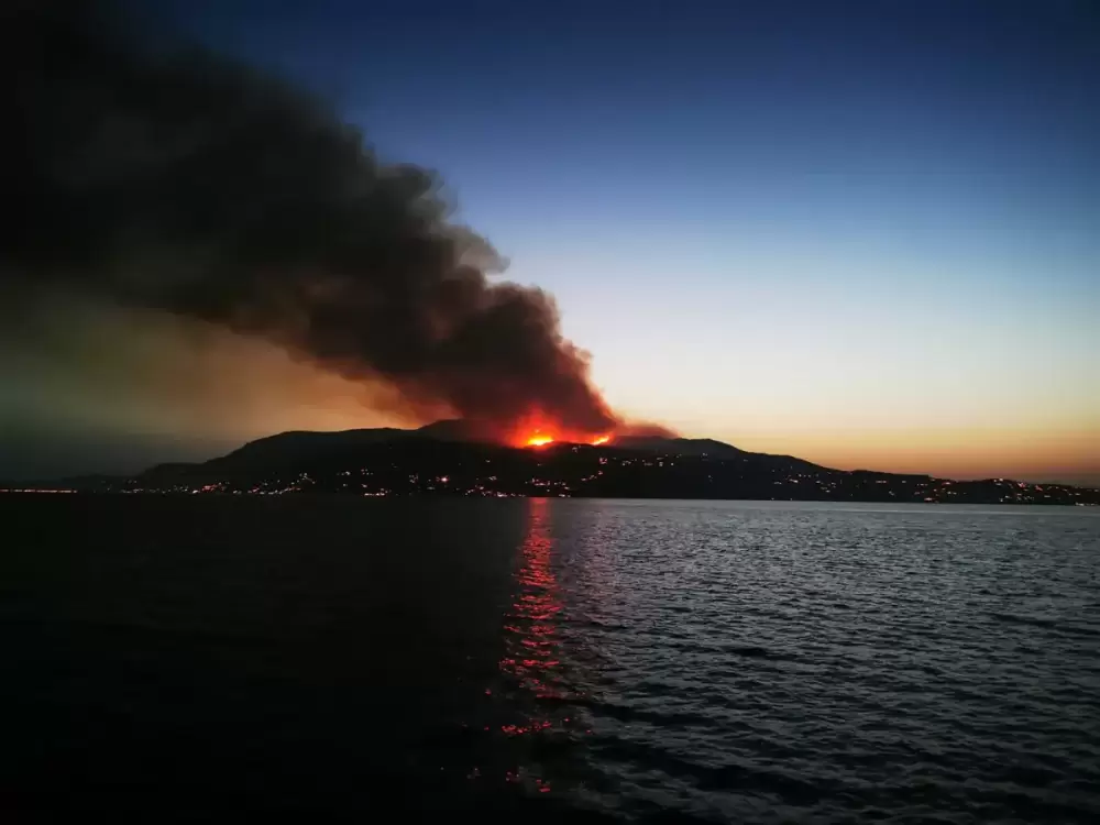 Un incendie en Grèce entraîne l'évacuation de près de 2.500 personnes de l'île de Corfou