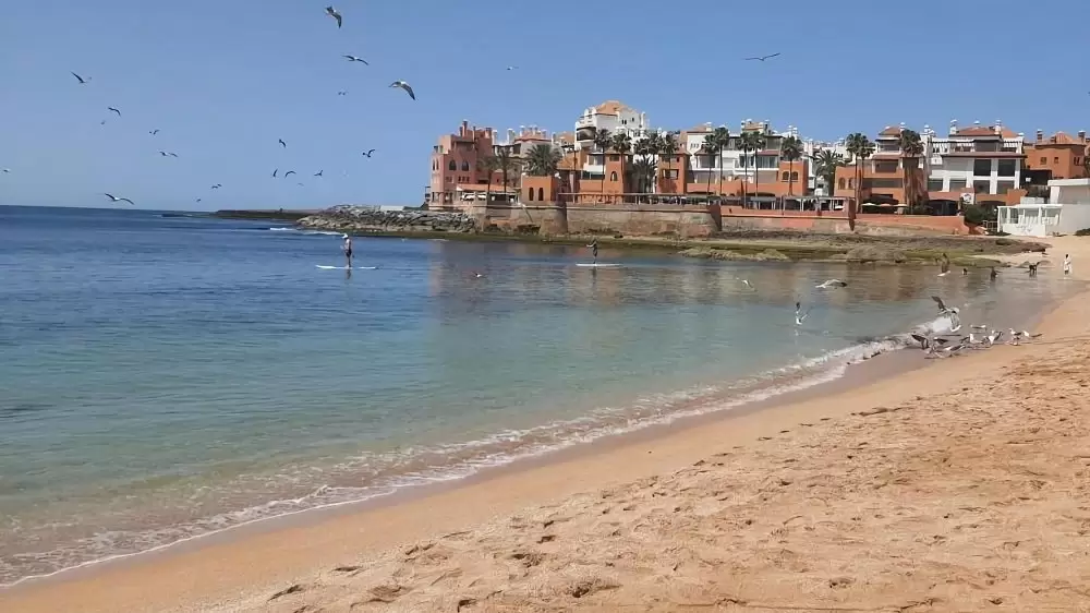 Plages Propres 2024 : La plage de Bouznika hisse le Pavillon Bleu pour la 18ème année consécutive