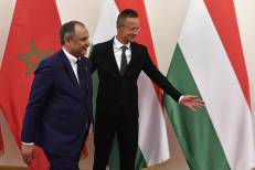À Budapest, Ryad Mezzour s'entretient avec le chef de la diplomatie hongroise