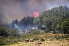 France: Un feu de forêt bloque des autoroutes et perturbe la navigation aérienne à Marseille