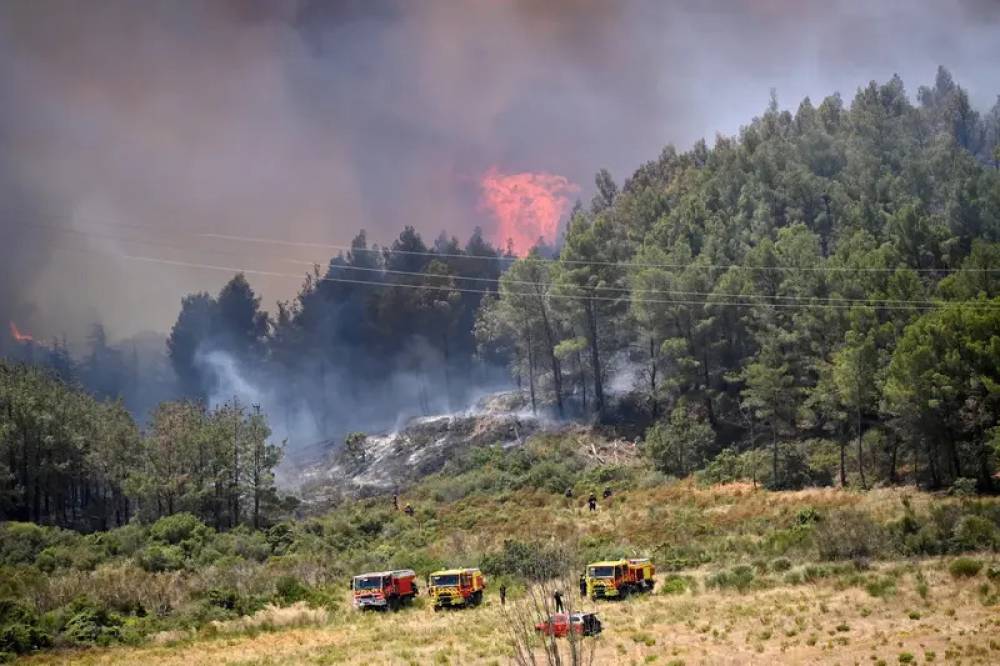 France: Un feu de forêt bloque des autoroutes et perturbe la navigation aérienne à Marseille