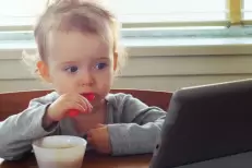 Voici où les écrans sont maintenant interdits pour les enfants de moins de 3 ans