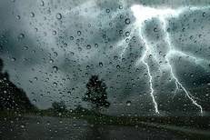 Orages violents au Québec: Près de 100.000 foyers privés d'électricité, plusieurs vols annulés